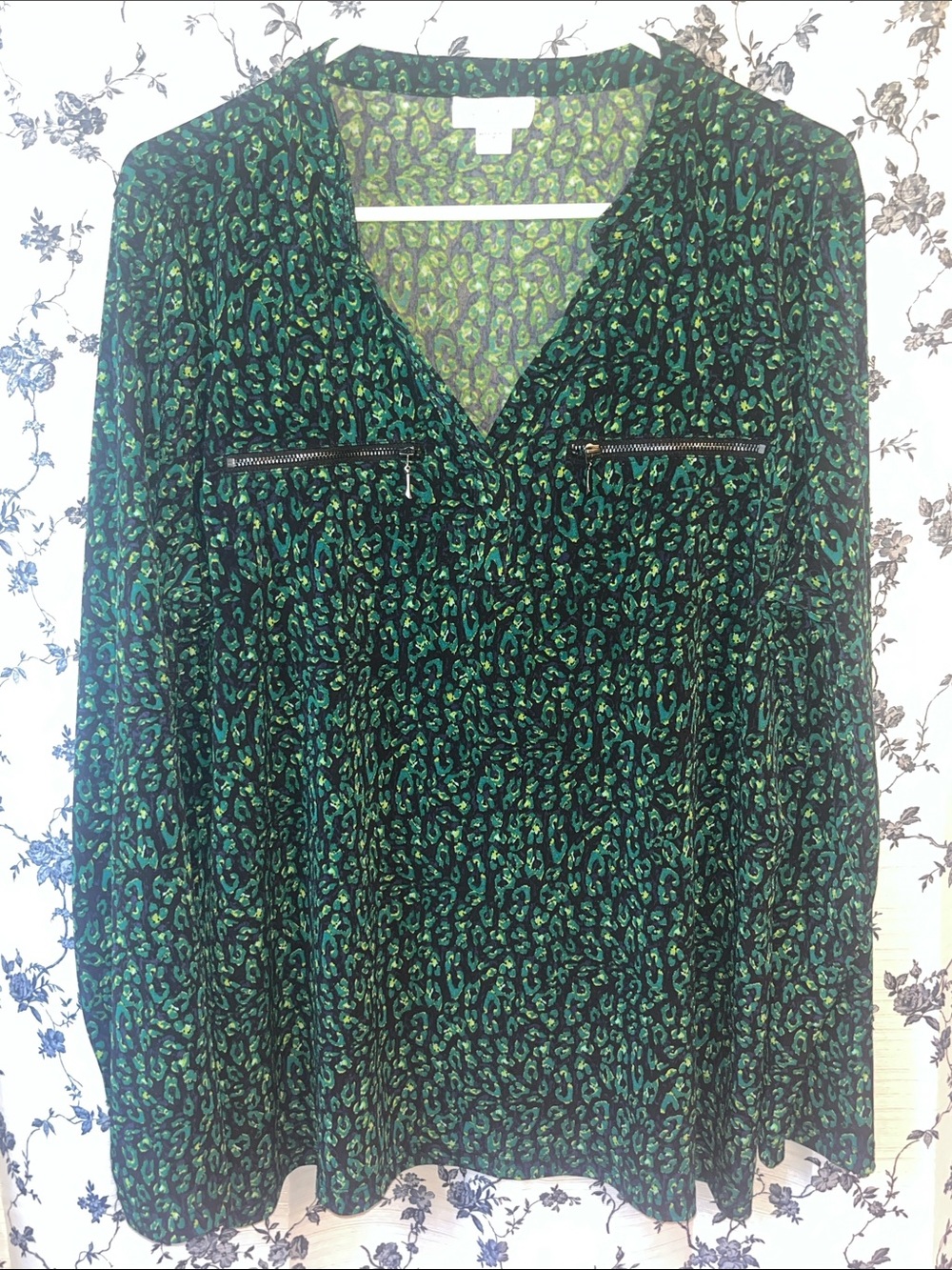 Jaclyn Smith Green Leopard Spotted Blouse - Picture 2 of 6